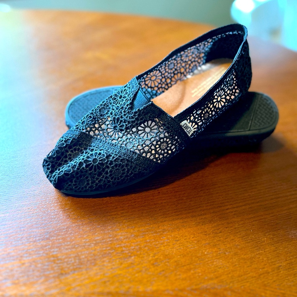 Womens size 9 Toms slip on Flats! Black Moroccan crochet.